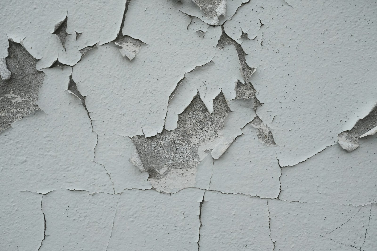 Decke mit abgeplatztem Putz und sichtbaren Schadstellen