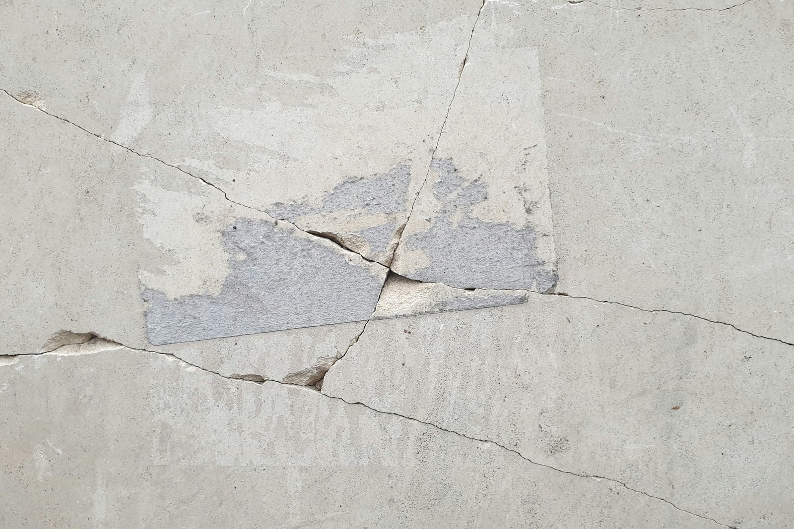 Innenwand mit großflächig abgeplatztem und bröckelndem Putz