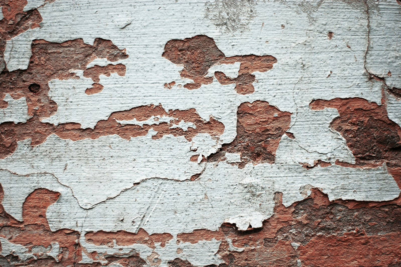 Kellerwand mit bröckelndem Putz und rauer Oberfläche