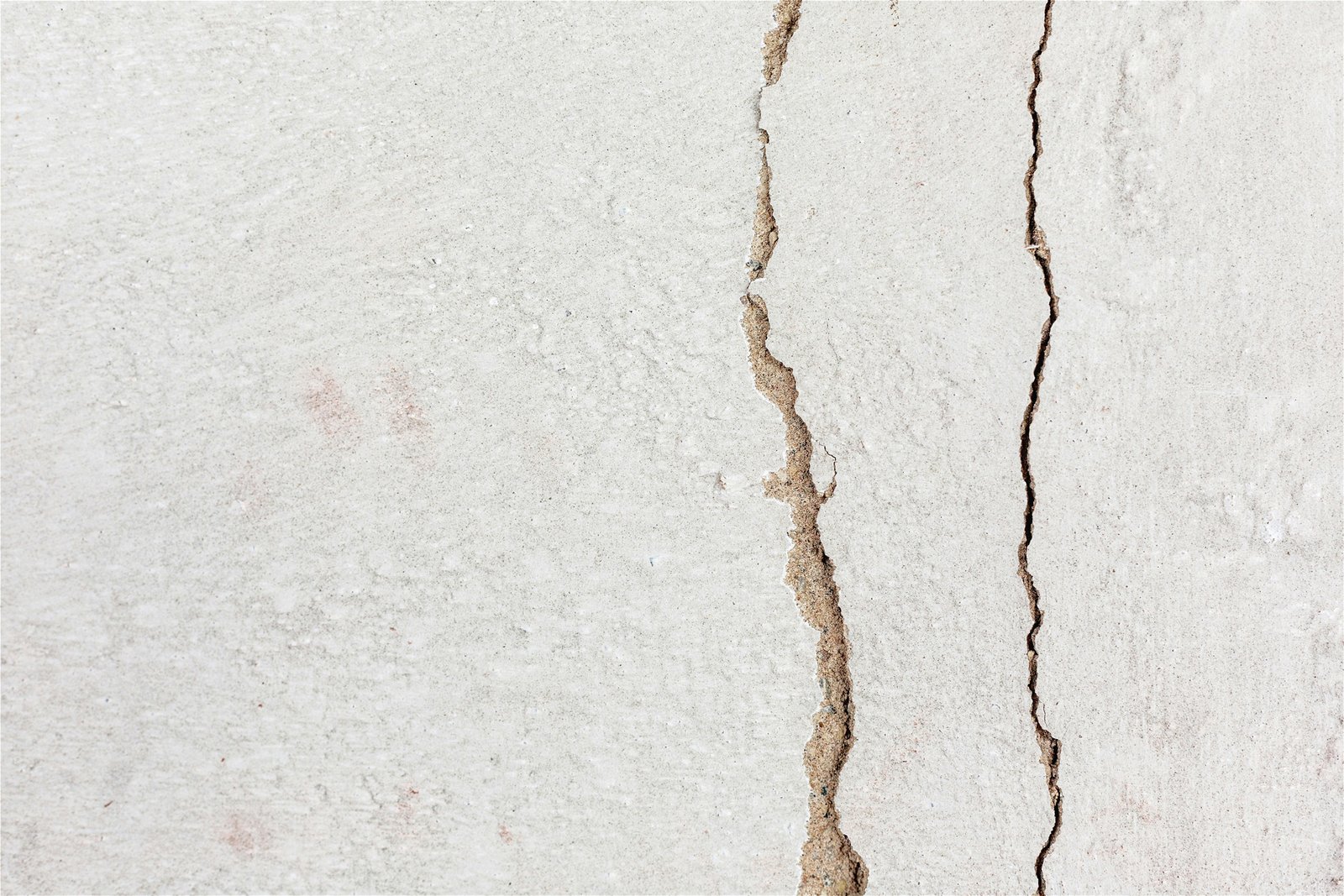 Abgeplatzter Putz an einer Innenwand mit sichtbarem Untergrund