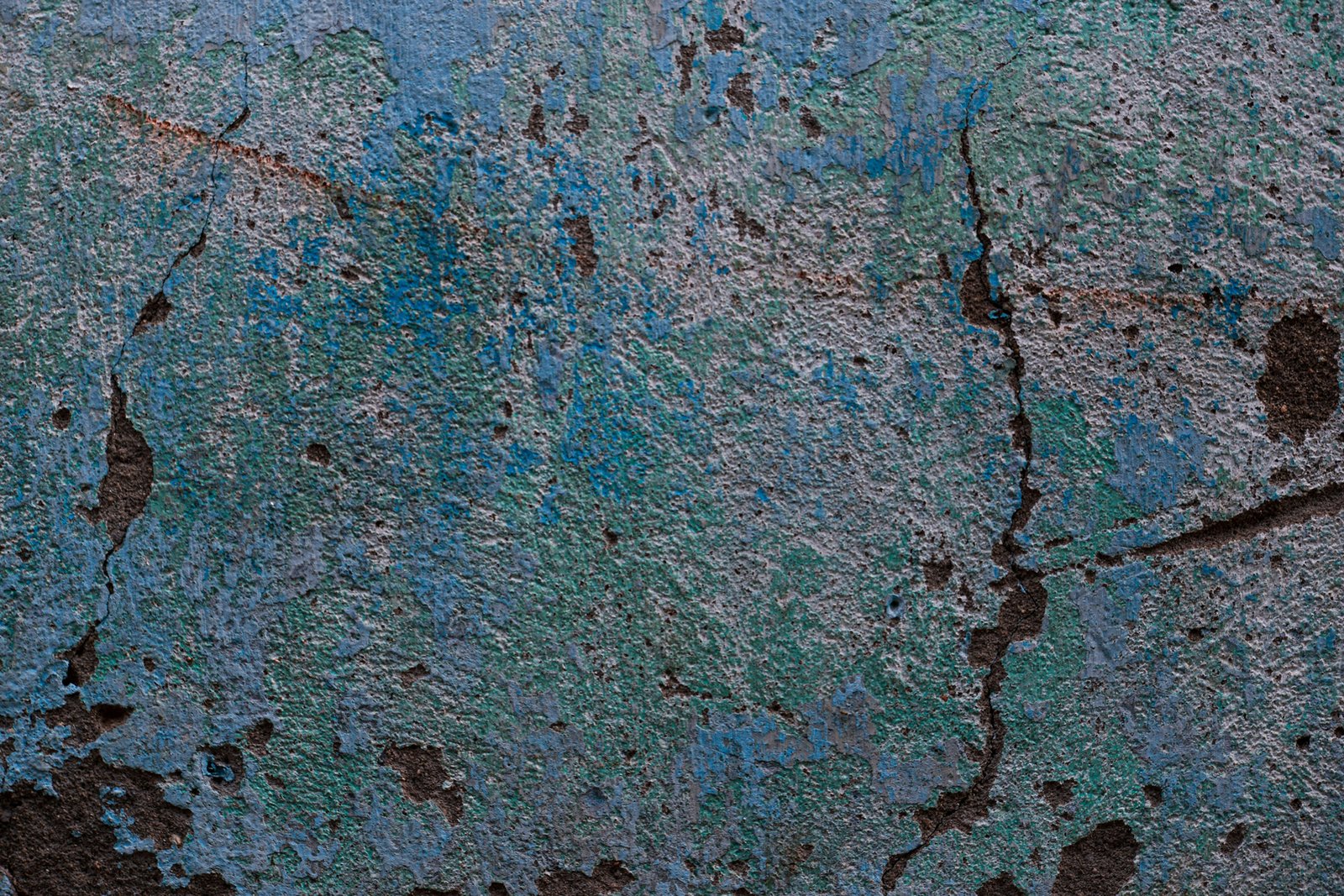 Innenwand mit abgeplatztem Putz und Wasserflecken