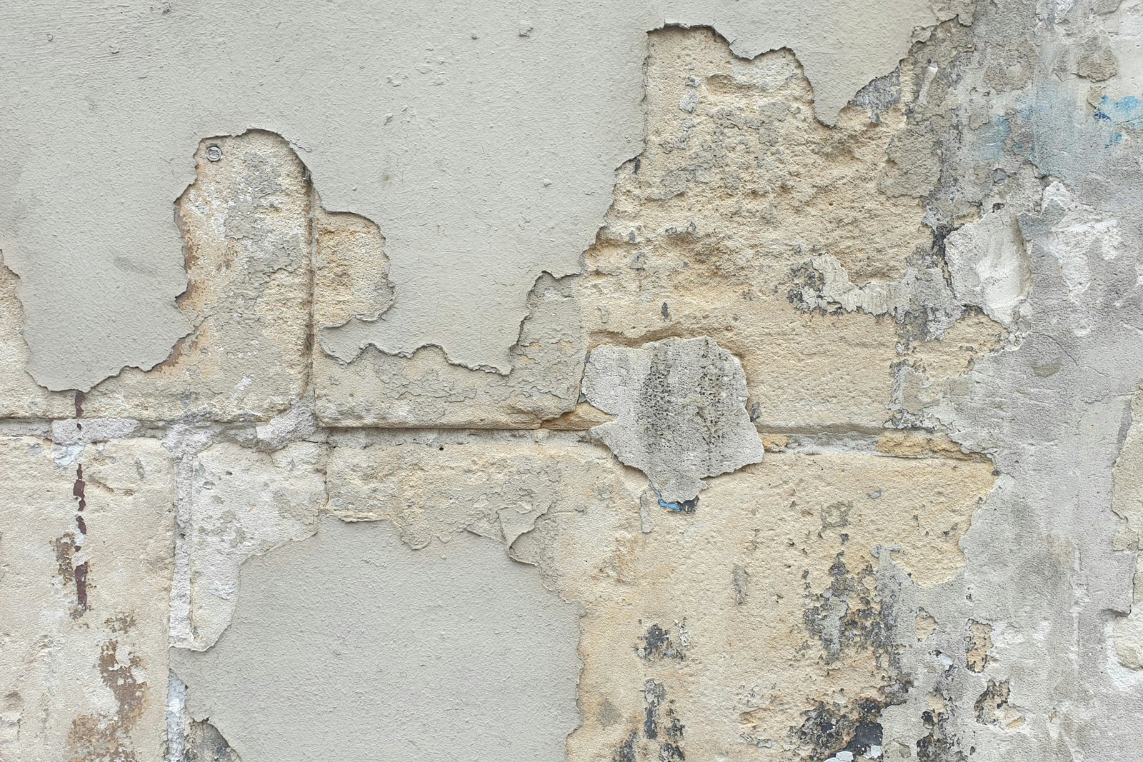 Alte Innenwand mit mehreren feinen Rissen im Putz