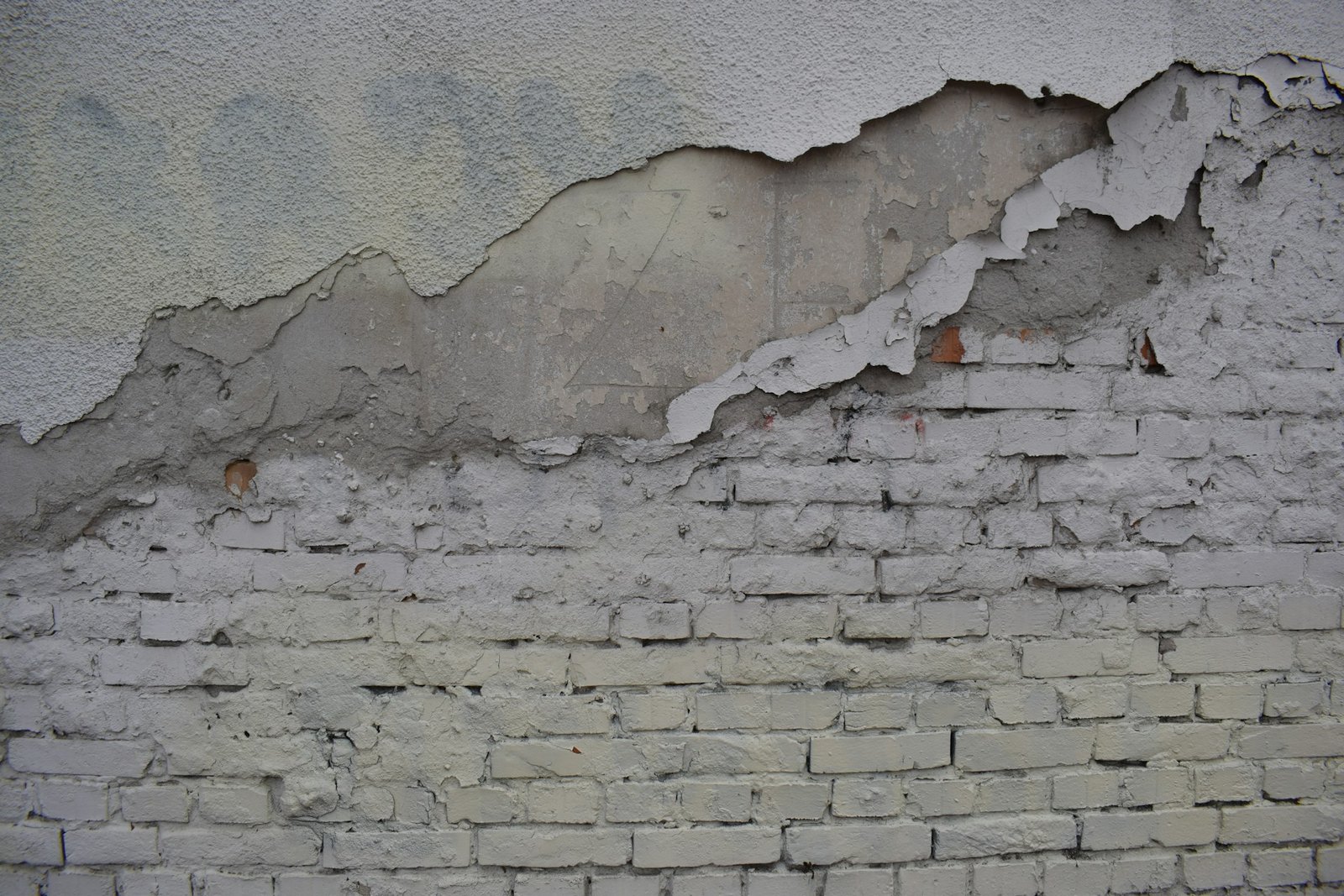 Abblätternder Putz an einer Wand