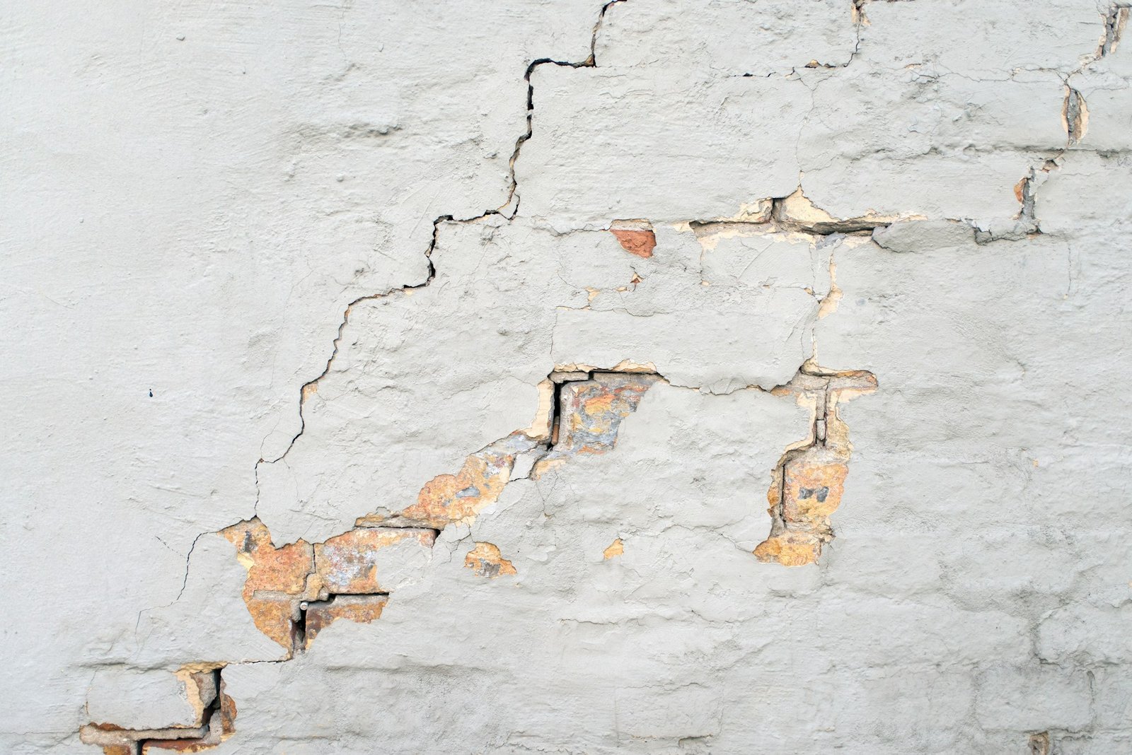 Putz mit kleinen Ausbrüchen an der Wand