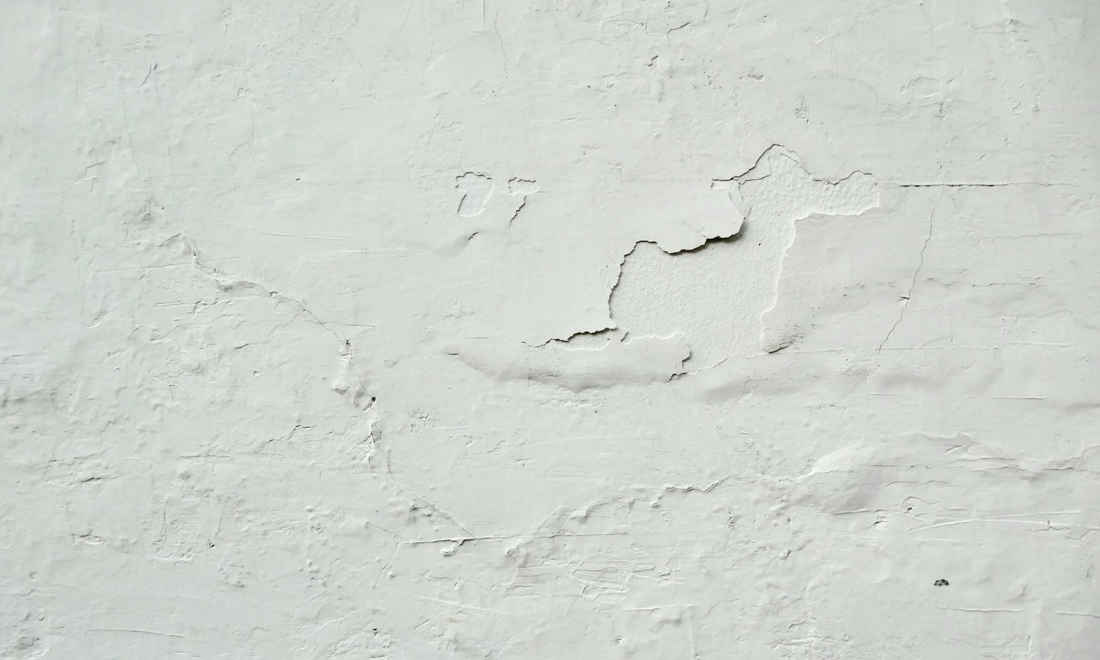 Leicht beschädigter Putz an einer Wand